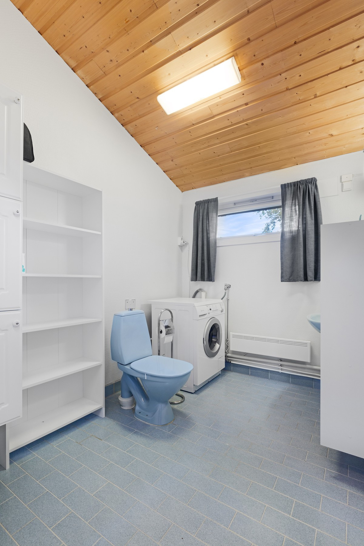 Baderom med gulvvarme og opplegg for vaskemaskin