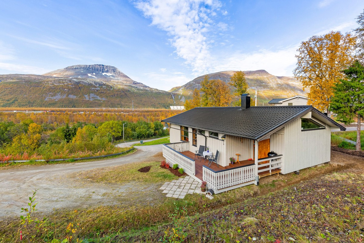 På boligens vestside er det terrasse med meget gode solforhold