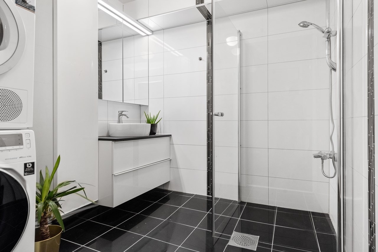 Delikat bad med moderne innredning og innad-slående glassdører. Galleribilde