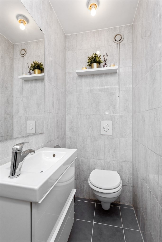 Separat toalett med vegghengt toalett og moderne innredning. Galleribilde