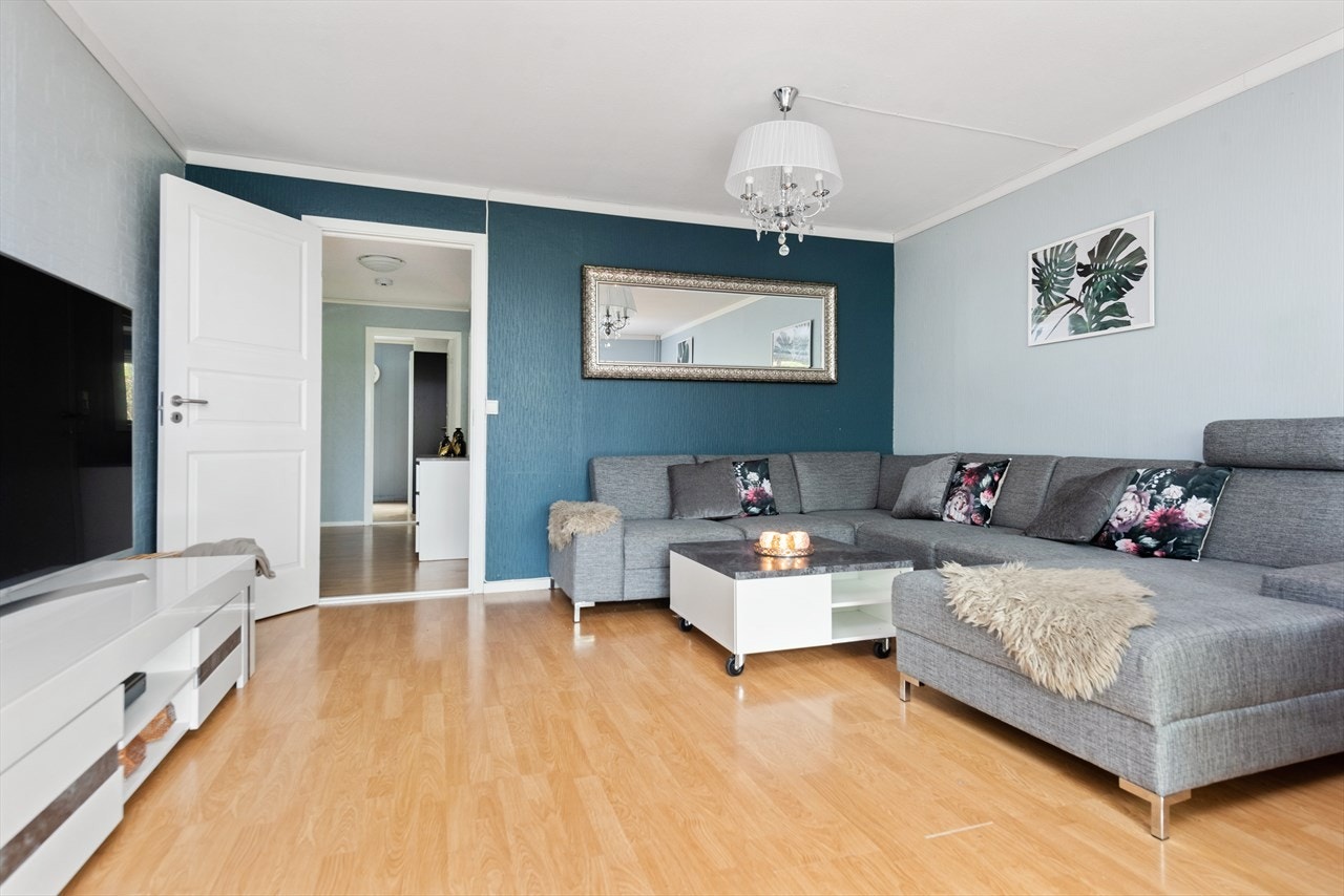 Stuen har god plass til en større sofagruppe. Galleribilde