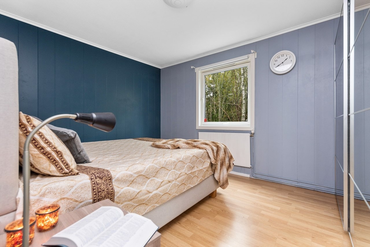 Romslig soverom med god plass til dobbeltseng. Galleribilde