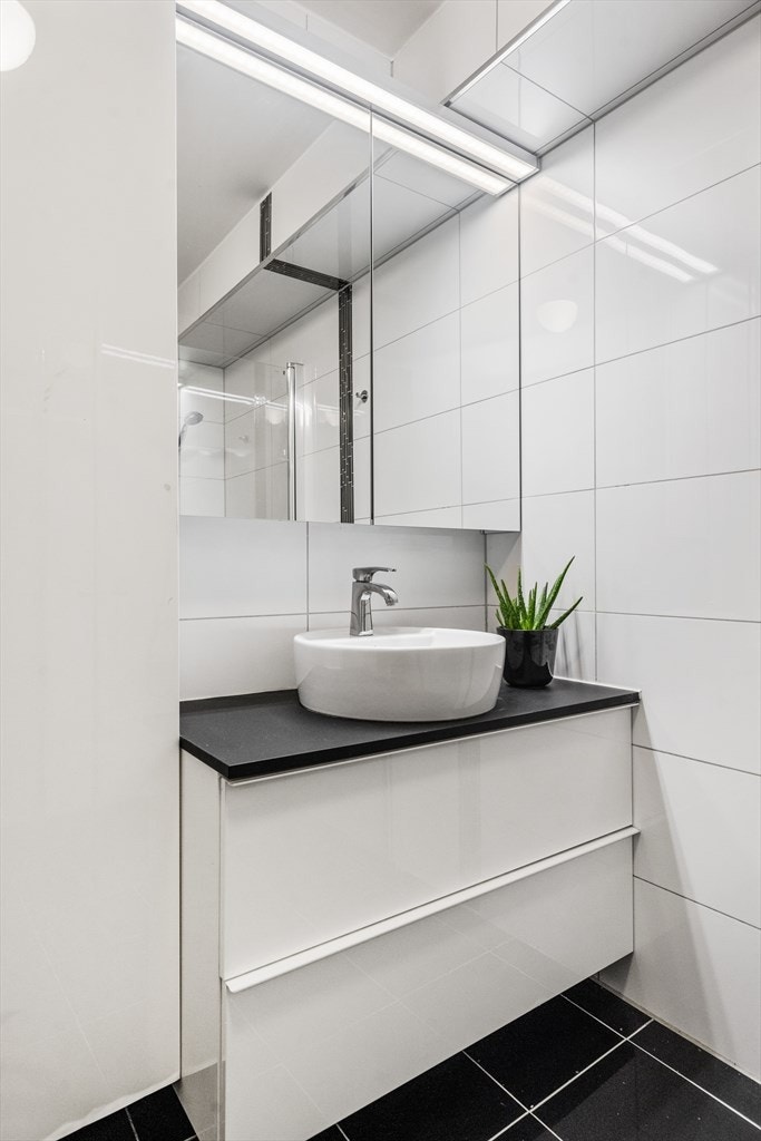 Vegghengt innredning med toppmontert servant og gode lagringsmuligheter. Galleribilde