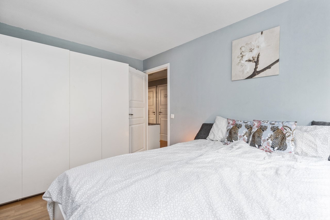 Soverom #2. Medfølger en skyvedørsgarderobe. Galleribilde