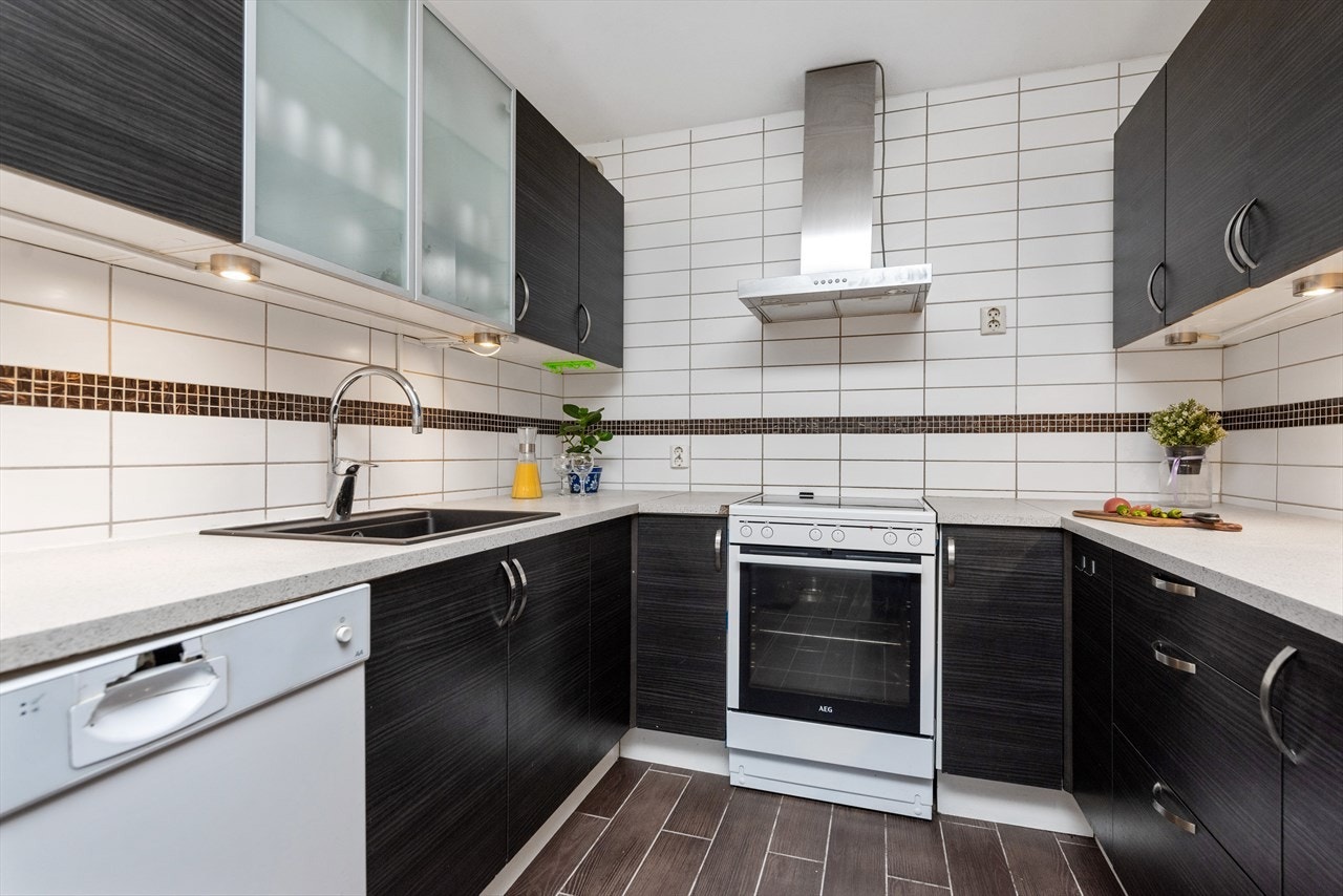 Kjøkkeninnredning har gode oppbevaringsmuligheter. Galleribilde