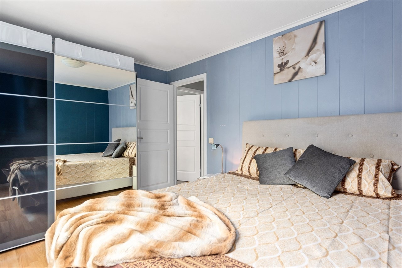 Det medfølger en større skyvedørsgarderobe som medfølger. Galleribilde