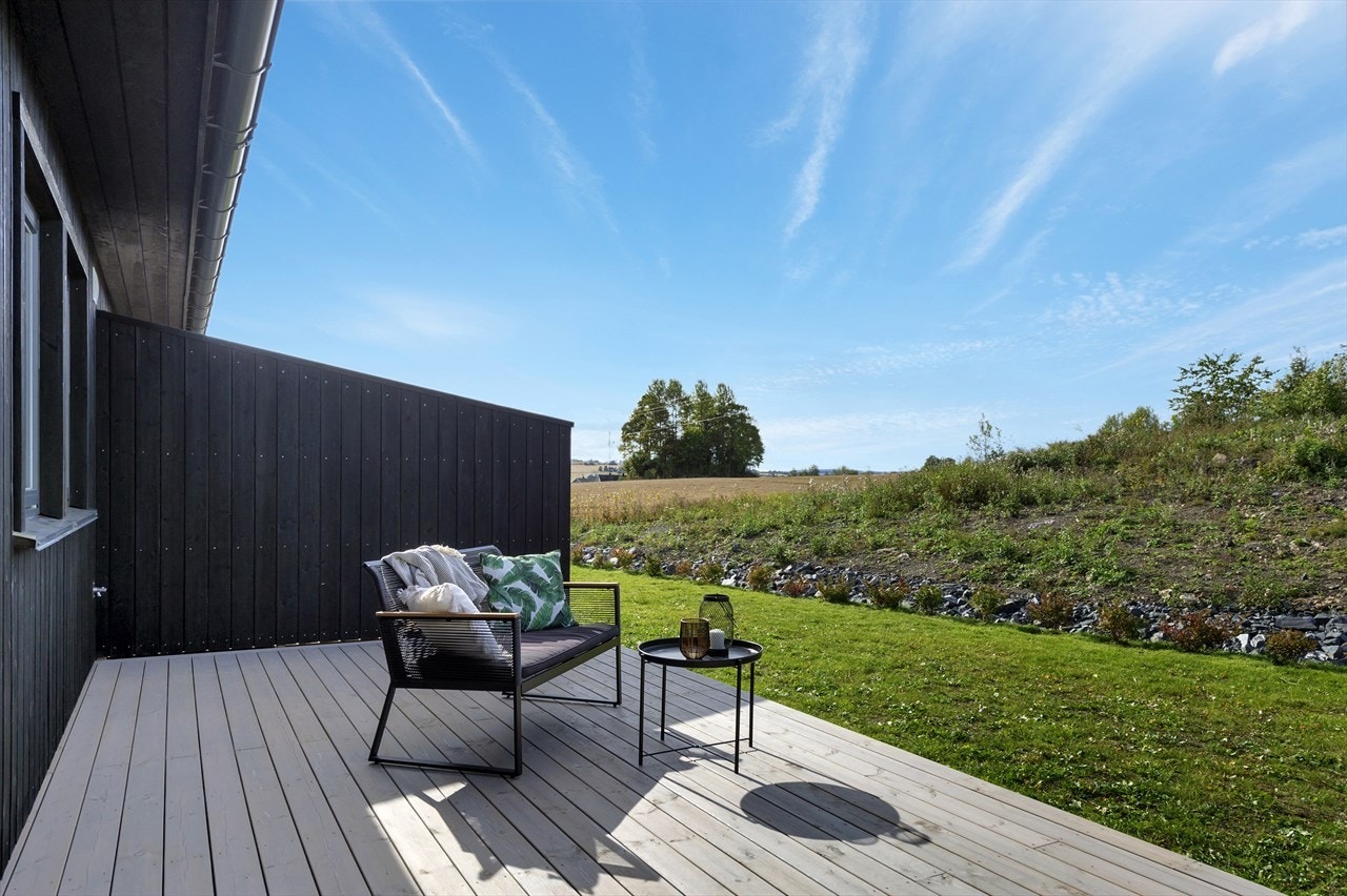 Terrasse mot vest hvor man kan nyte ettermiddag/ kveldssolen. Galleribilde