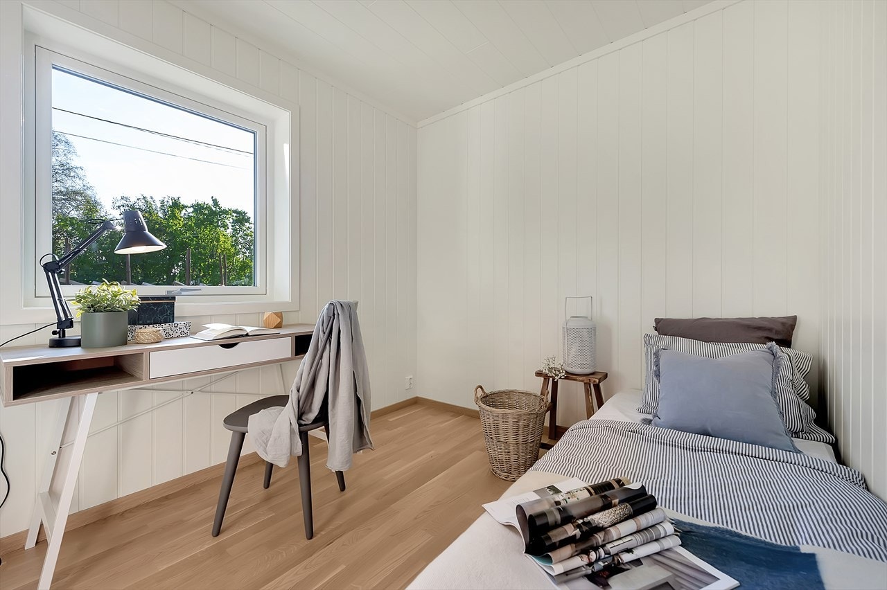 Begge soverommene har gode innredningsmuligheter - Parkett på gulv Galleribilde