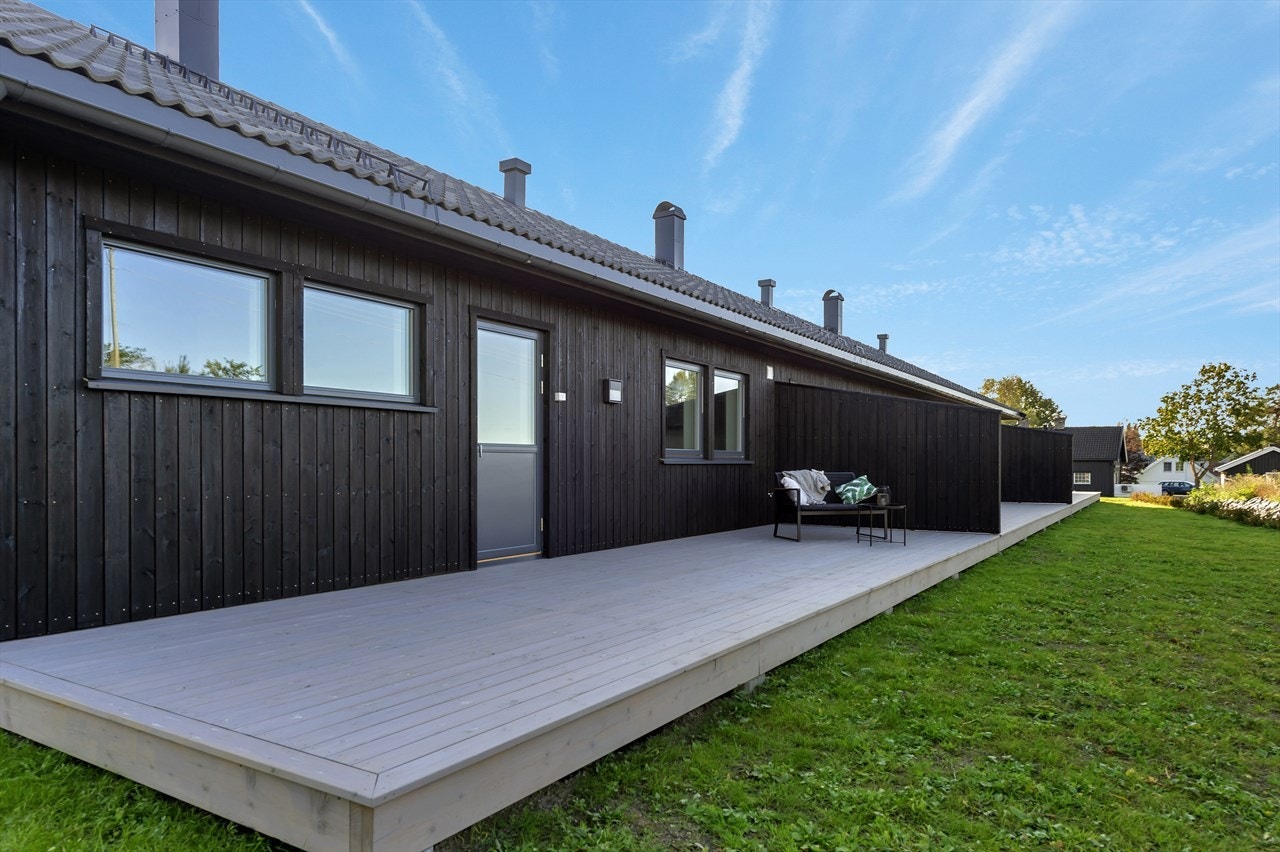 Hyggelig terrasse og opparbeidet tomt Galleribilde