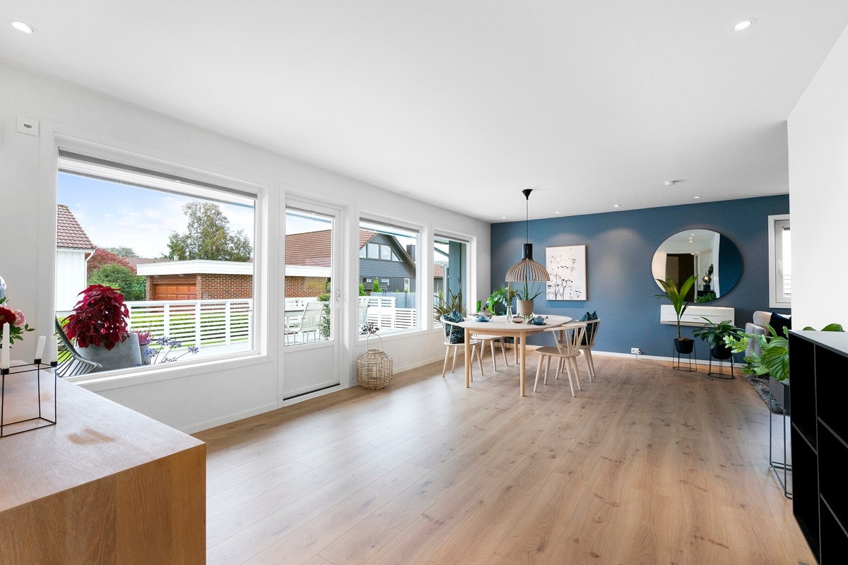 Eneboligen har en innbydende stue i første etasje med downlights og gode vindusflater på to sider. Galleribilde