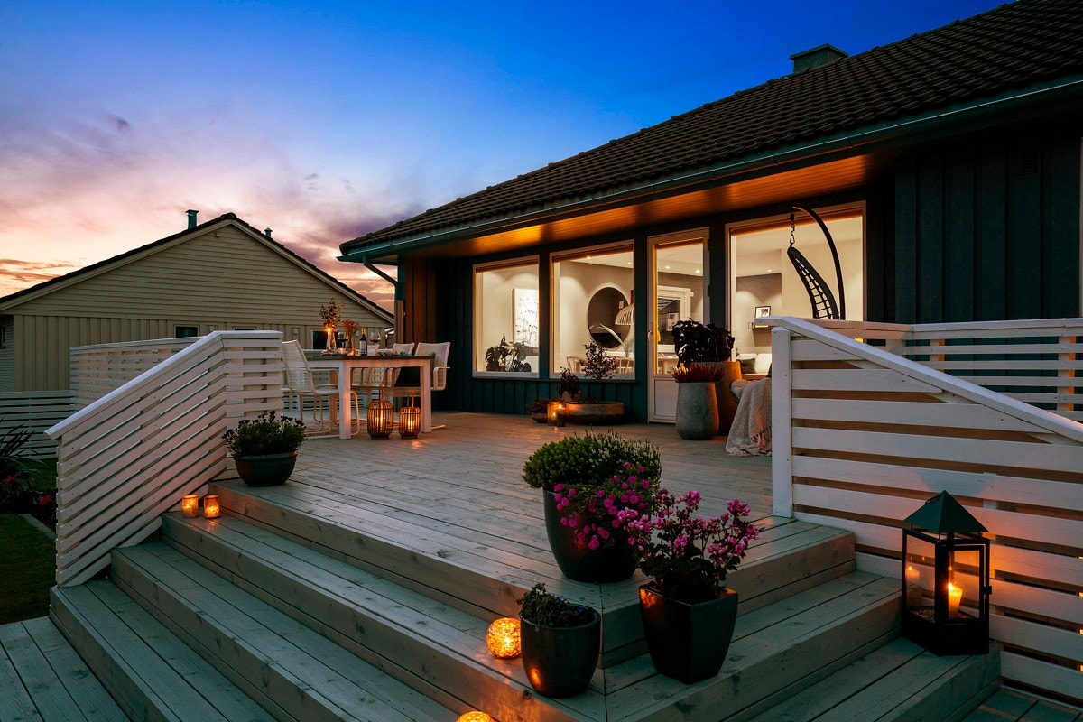 Terrassen har trapp ned til hagen og flotte solforhold med sommersol fra tidlig til langt på kveld. Galleribilde