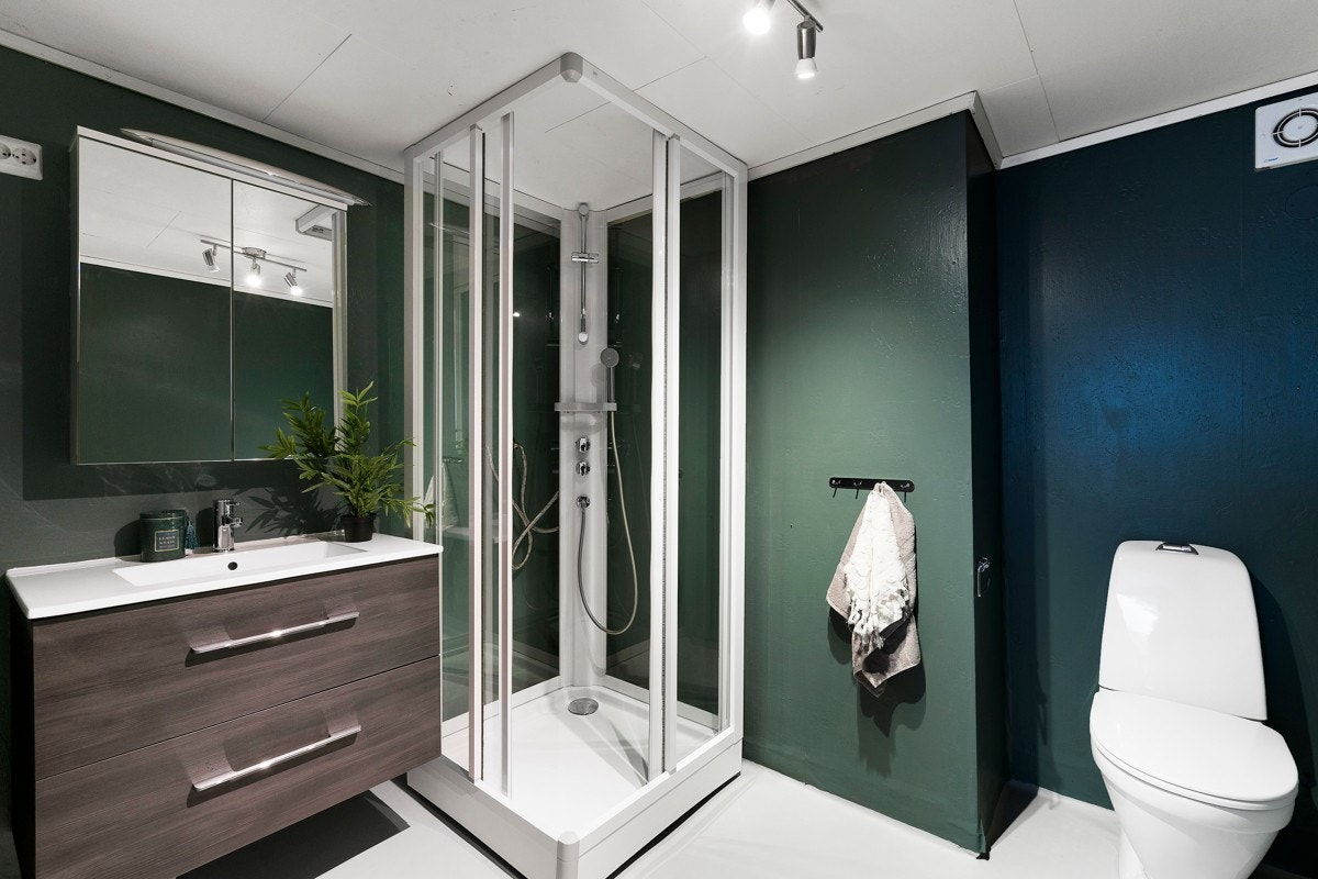 Badet i underetasjen har belegg på gulv med varmekabler. Galleribilde