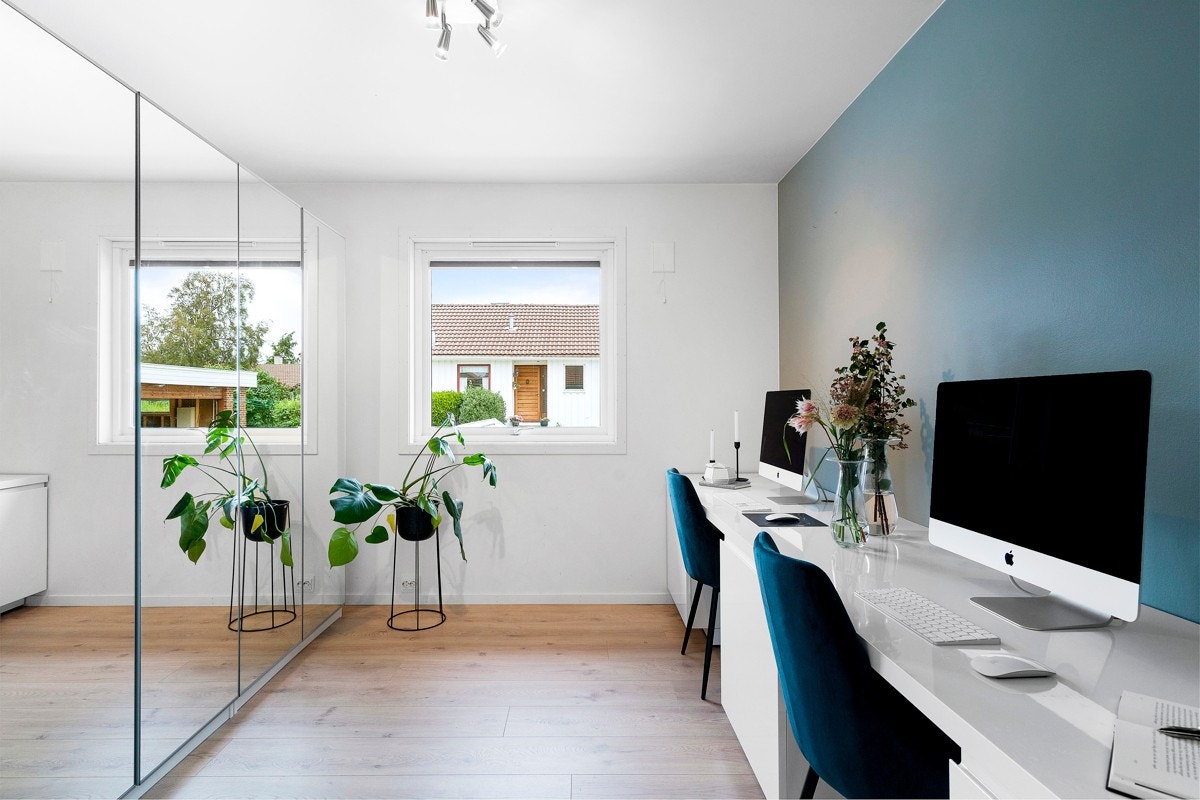 Ett av soverommene er i dag benyttet som kontordel. Også her er det skyvedørsgarderobe med god lagringsplass. Galleribilde