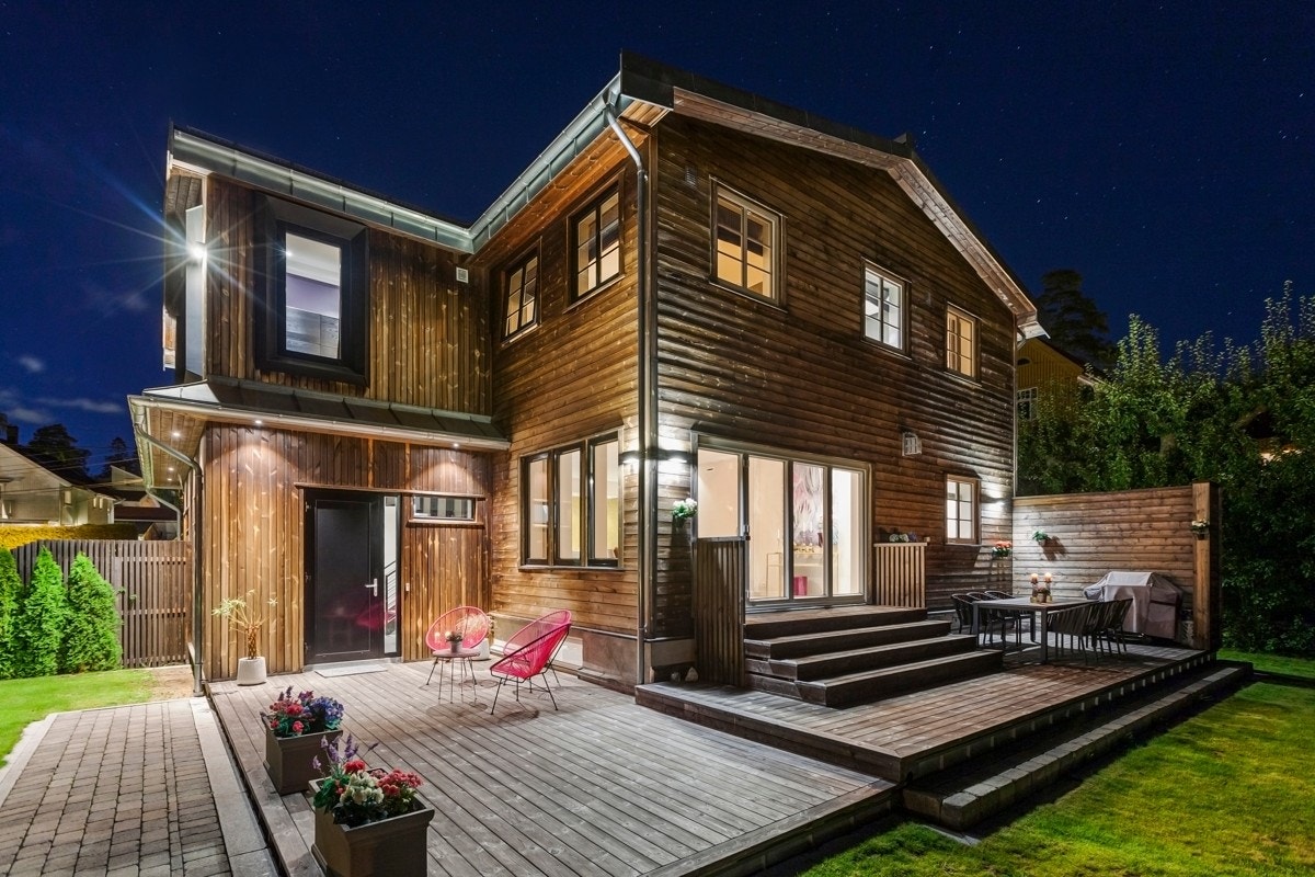 Boligen inneholder bl.a. 4 soverom, 2 stuer, kinorom, 2 bad/wc, vaskerom, separat wc, stort trimrom og hobbyrom. Galleribilde