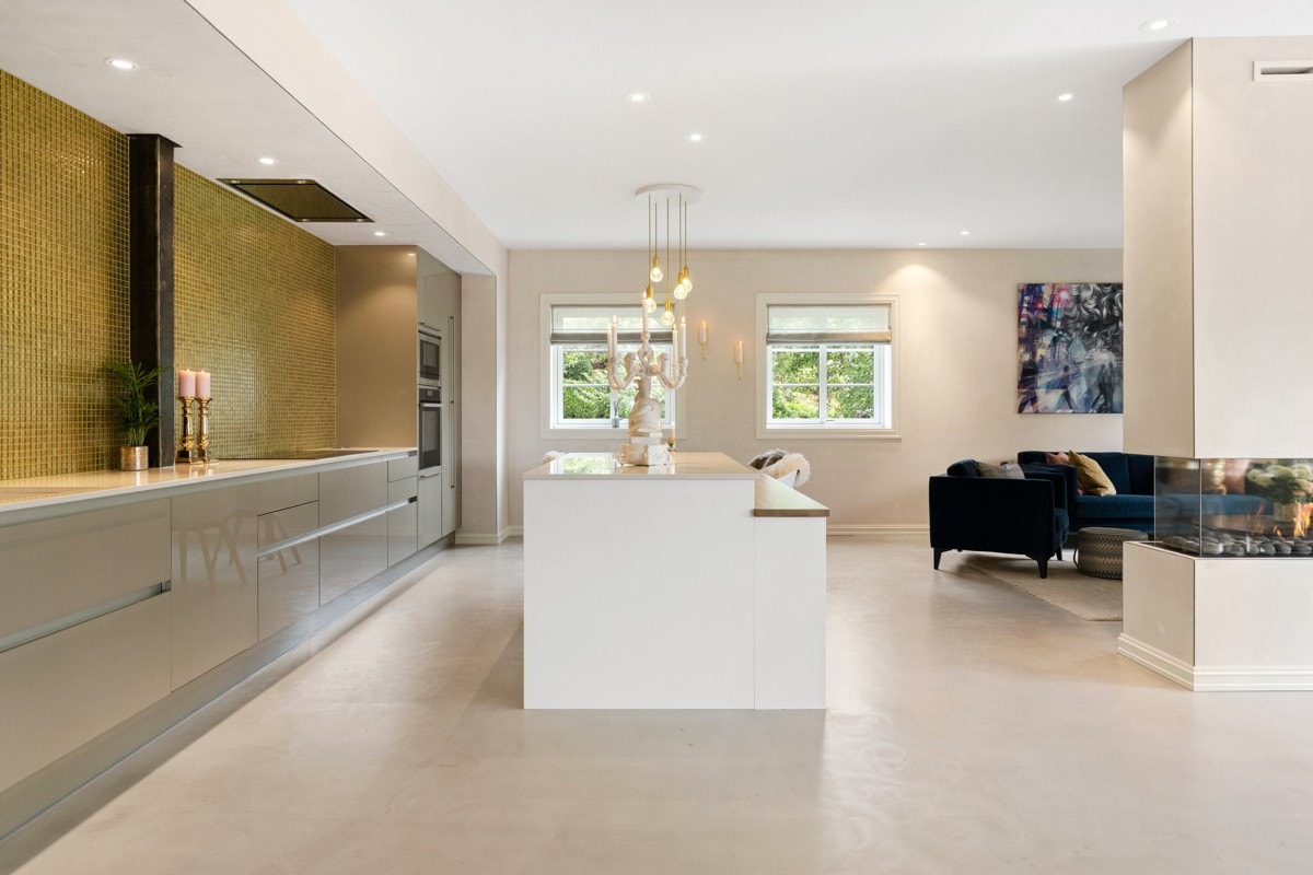 Det er støydempende akustikkplater i taket som gir en unik, behagelig atmosfære. Galleribilde