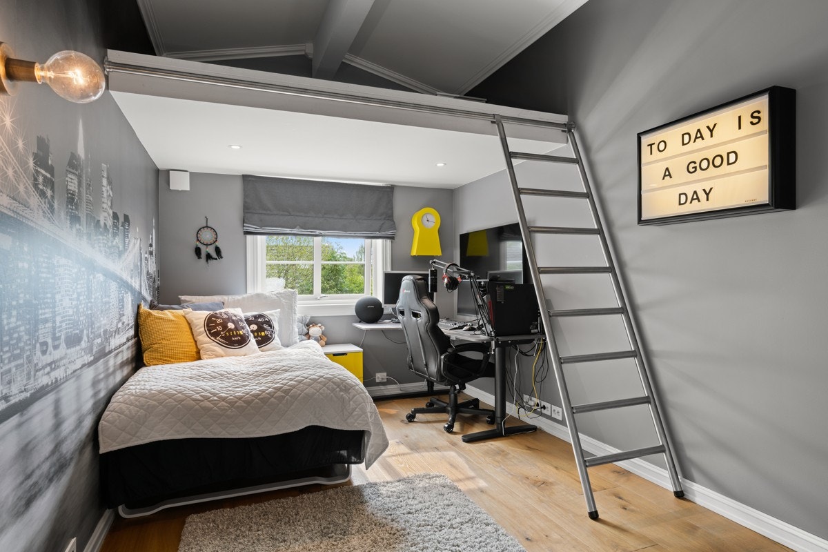 Soverom 3 av 4 med god størrelse og hems - dette rommet har ekstra bra takhøyde. Galleribilde