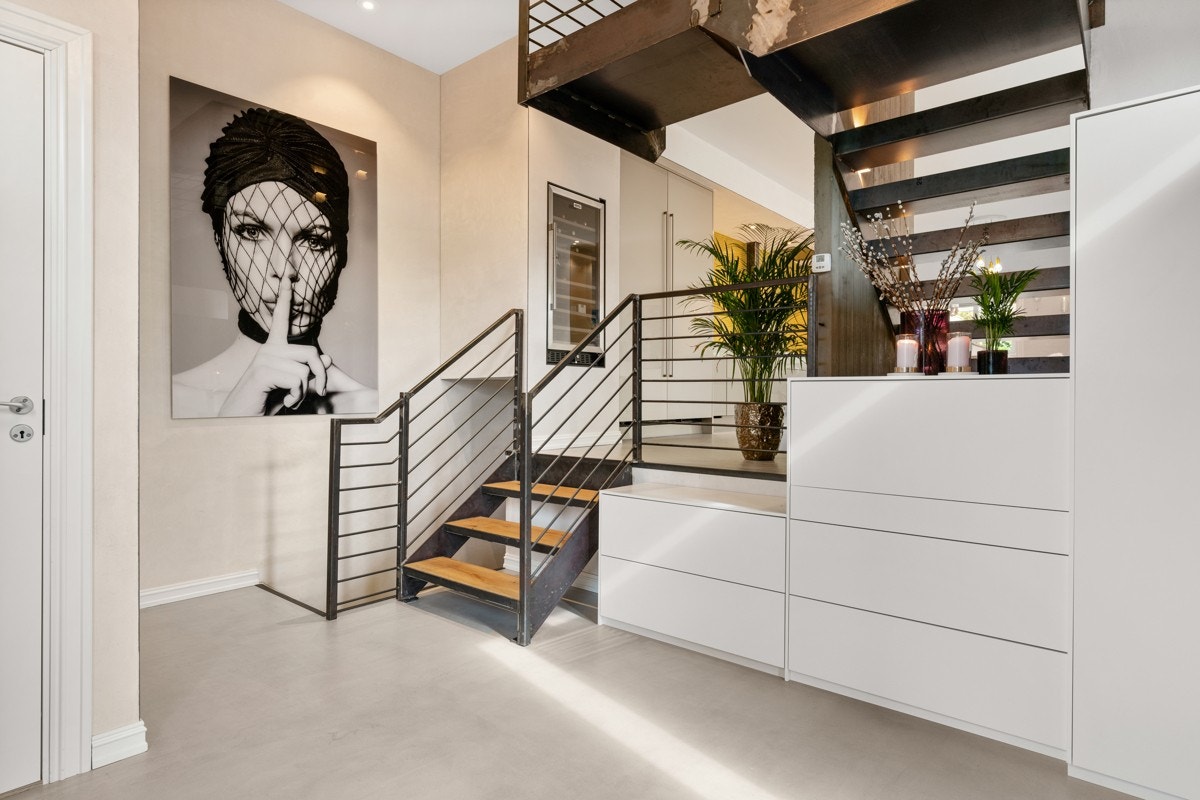 Gangen er praktisk innredet med skuffer og skap laget av møbelsnekker. Galleribilde