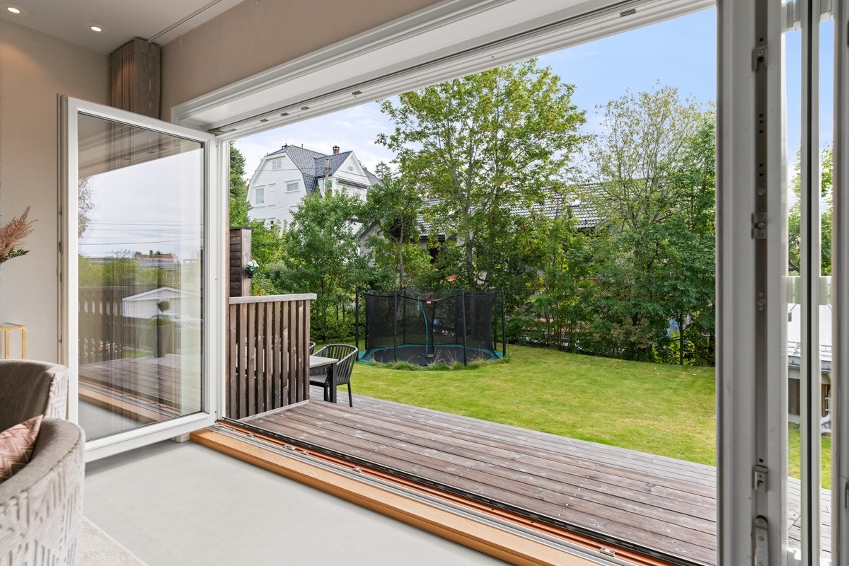 Foldedør mot sydvendt del av terrasse/hage. Galleribilde