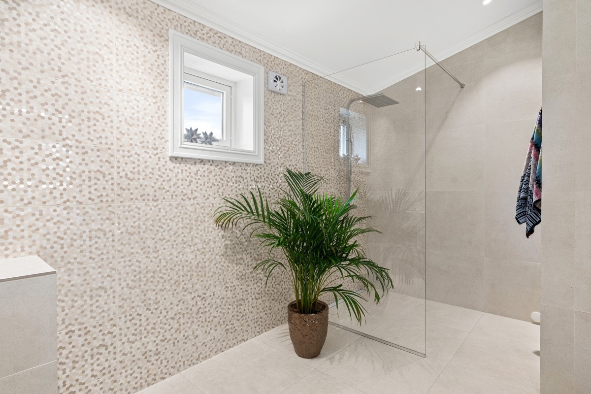 Stor dusjnisje. Galleribilde