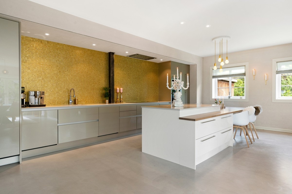 Bl.a. integrert Miele Master Cool kjøleskap og fryseskap (toppserie fra Mielse - nypris ca. kr 200.000 for kjøl/frys), 2 stk. integrerte Bosch oppvaskmaskiner og 90 cm bred Neff induksjon platetopp, integrert Neff mikrobølgeovn og stekeovn i høyskap. Galleribilde