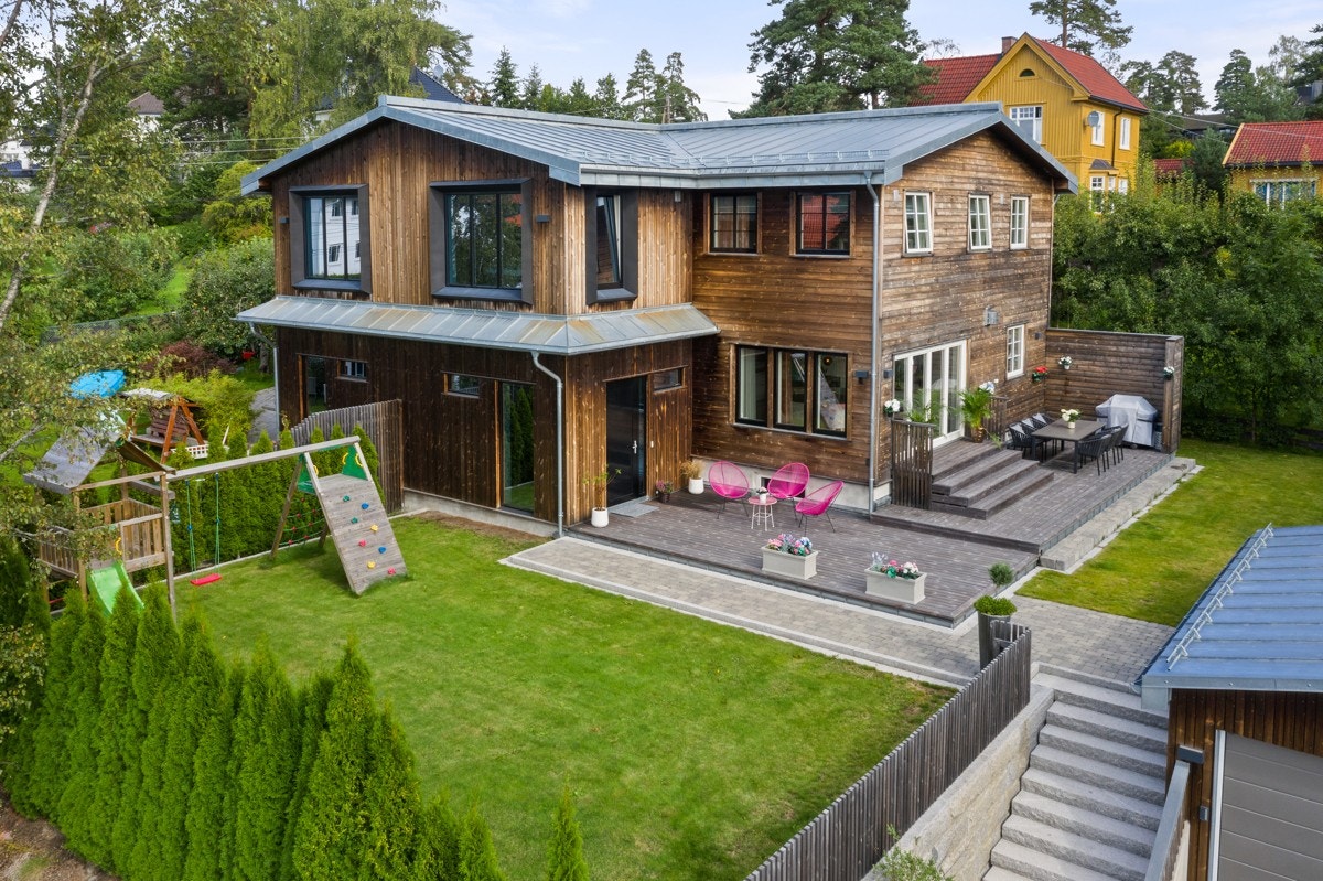 Sydvendt terrasse ved inngangsparti og stueside på ca. 50 m². Galleribilde