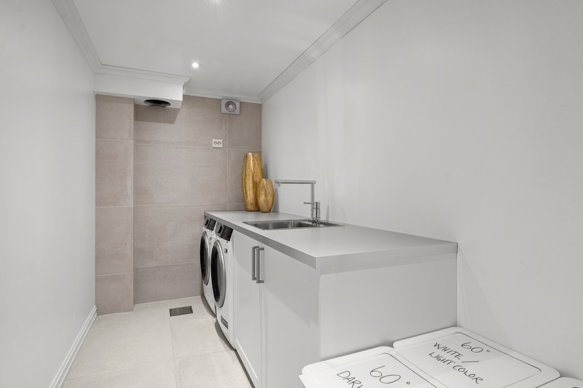 Vaskerom i kjeller. Skittentøysjakt fra bad 2.etasje i tak. Galleribilde