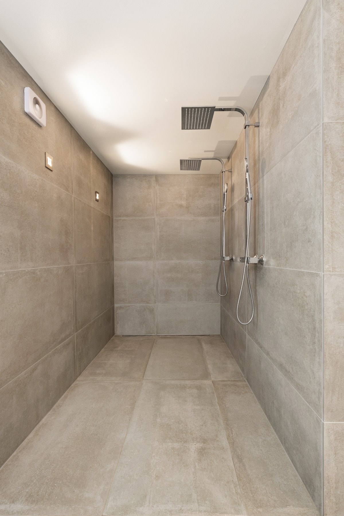 Dobbel regnfallsdusj i nisje. Galleribilde