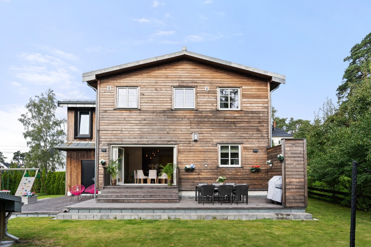 Skjermet terrasse og hage på sydsiden av eiendommen. Galleribilde