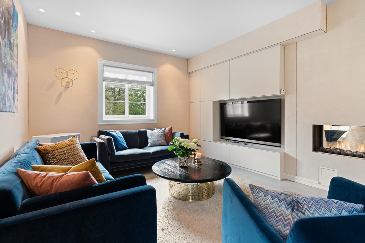 Møbelsnekret innredning rundt tv. Galleribilde