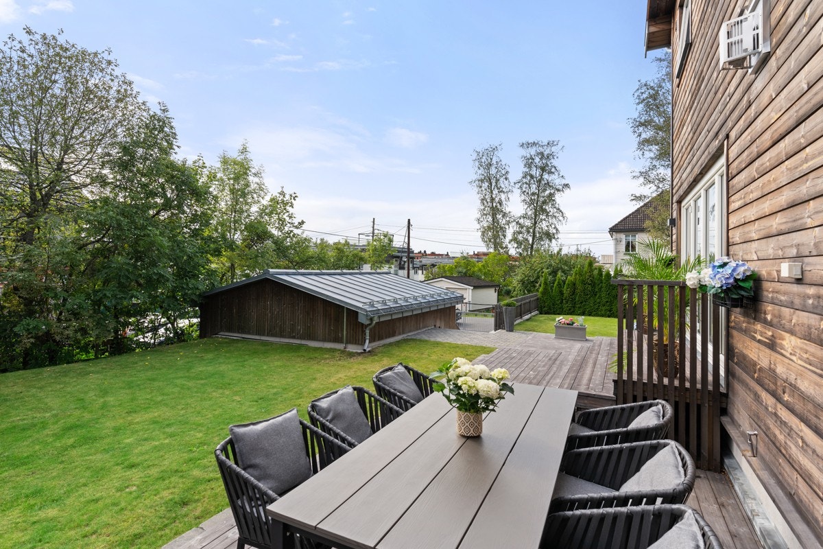 Terrasse og hage oppleves skjermet fra nærliggende eiendommer og offentlig vei. Galleribilde