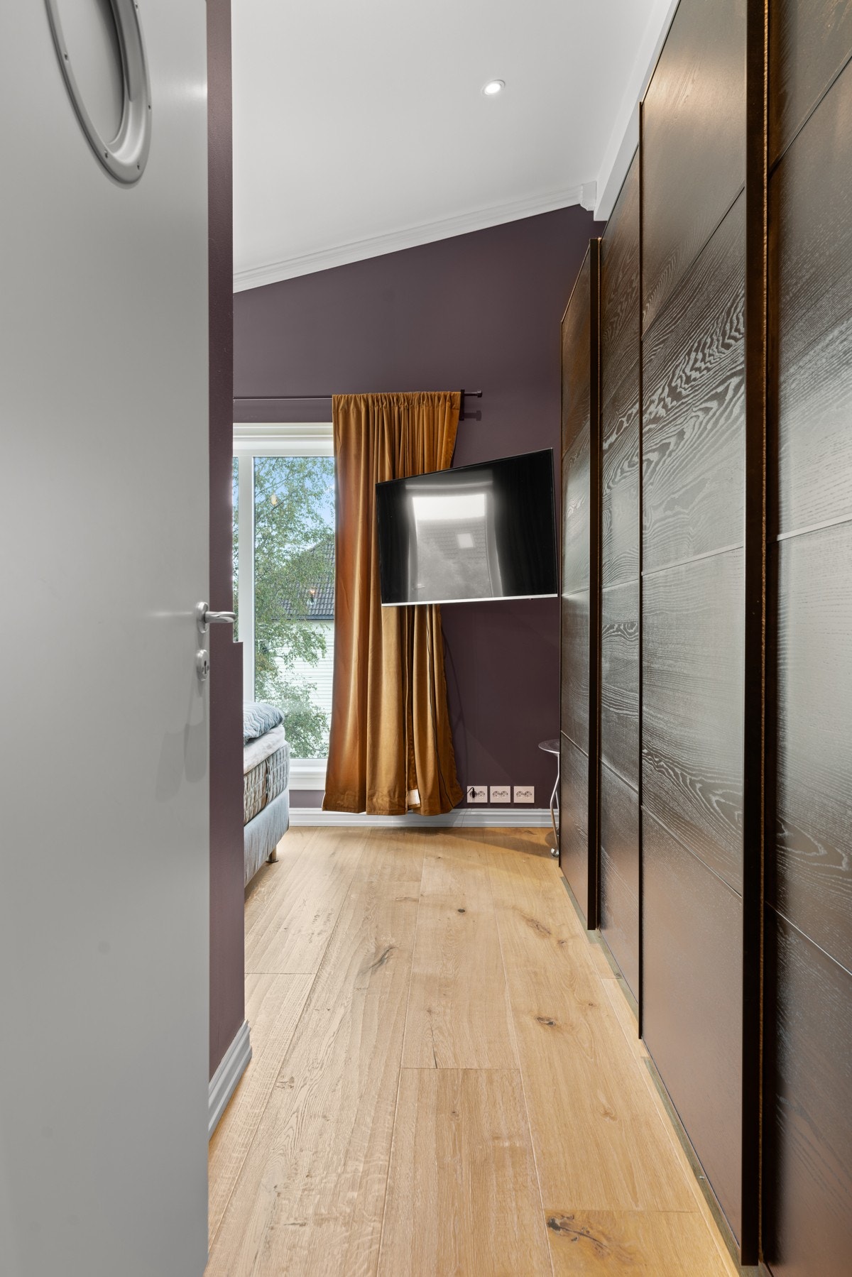 Stor garderobeløsning langs hele veggen. Galleribilde