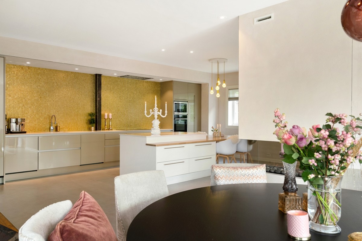 Spisestue mot kjøkken. Galleribilde