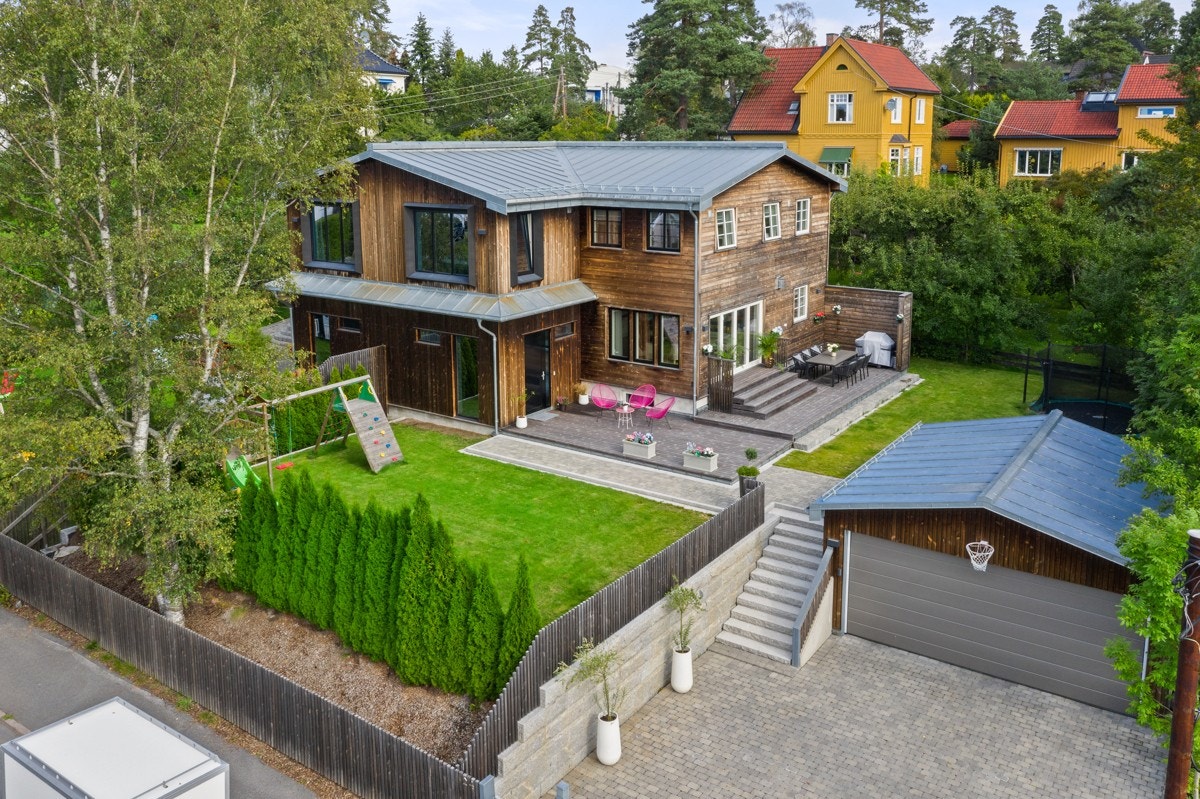 Selveiet, inngjerdet tomt på ca. 590 m² som er ryddig og pent opparbeidet med bl.a. gressplen, beplantninger, tujahekk og prydbusker. Galleribilde