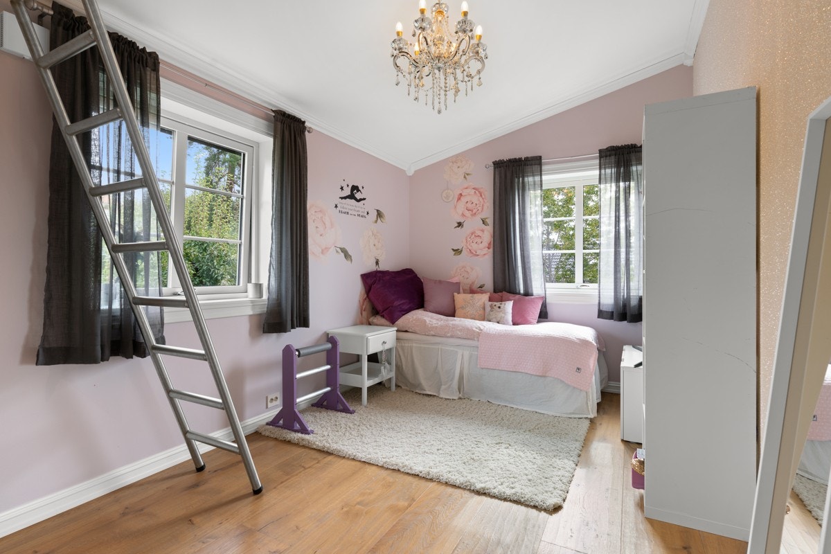 Soverom 4 av 4 med god størrelse og hems. Galleribilde