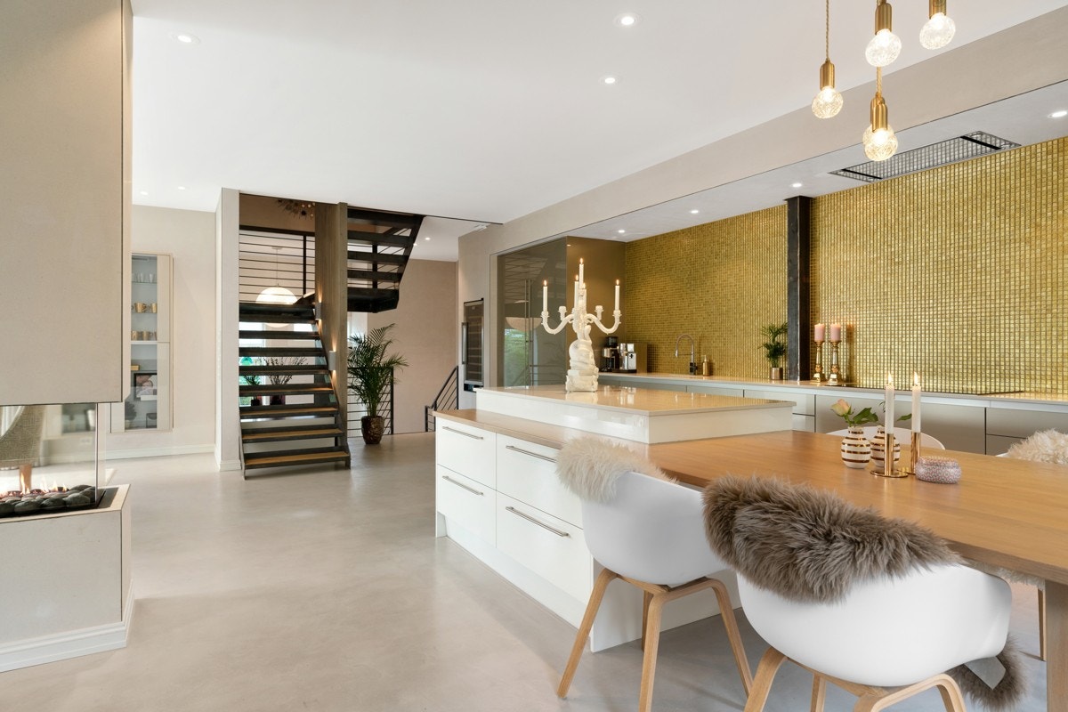 Kjøkken, spisestue og stue med ca. 270 cm takhøyde og akustikkplater i tak - dette skaper en svært behagelig atmosfære. Galleribilde