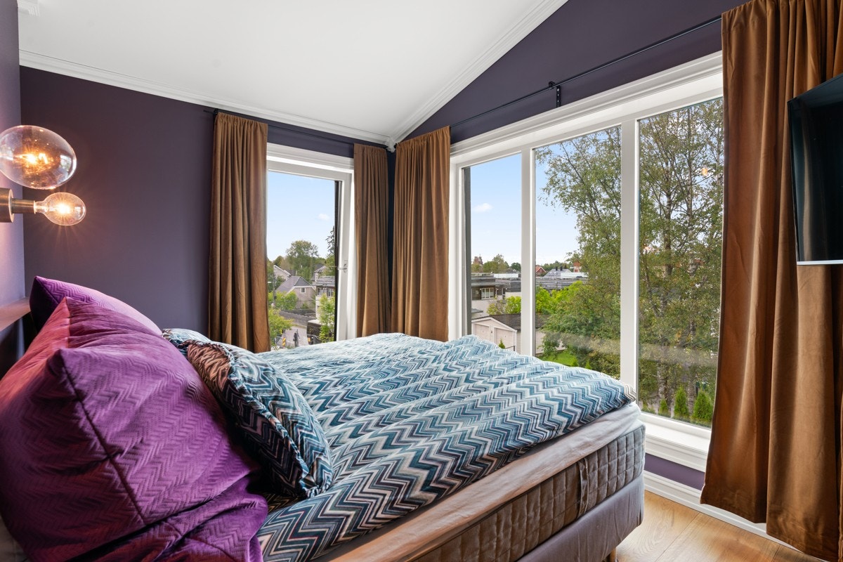 Soverom 1 av 4. Store vinduer med innsynskjerming i glasset. Galleribilde