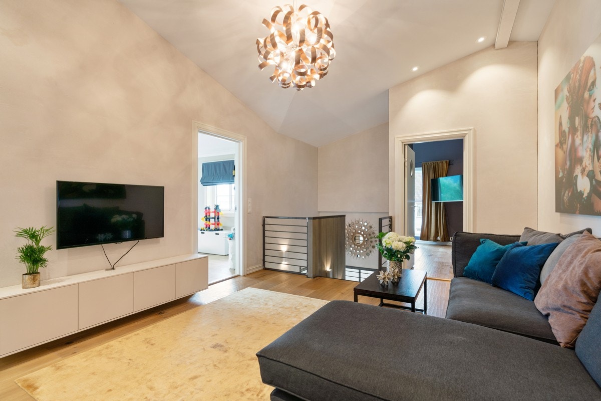 Stue i 2.etasje. Det er akustikkplater i tak som gir en svært behagelig atmosfære. Galleribilde