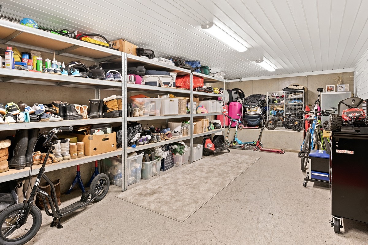 Hobbyrom i kjelleretasje. Selger bruker primært adkomstvei fra garasjen via dette rommet som også fungerer som en garderobe. Galleribilde