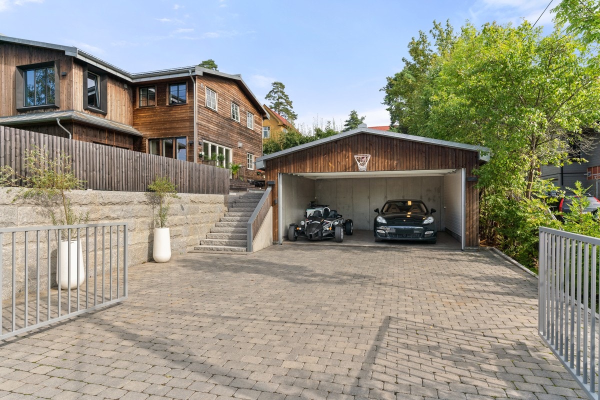 Gårdsplassen er pent opparbeidet med belegningsstein. Galleribilde