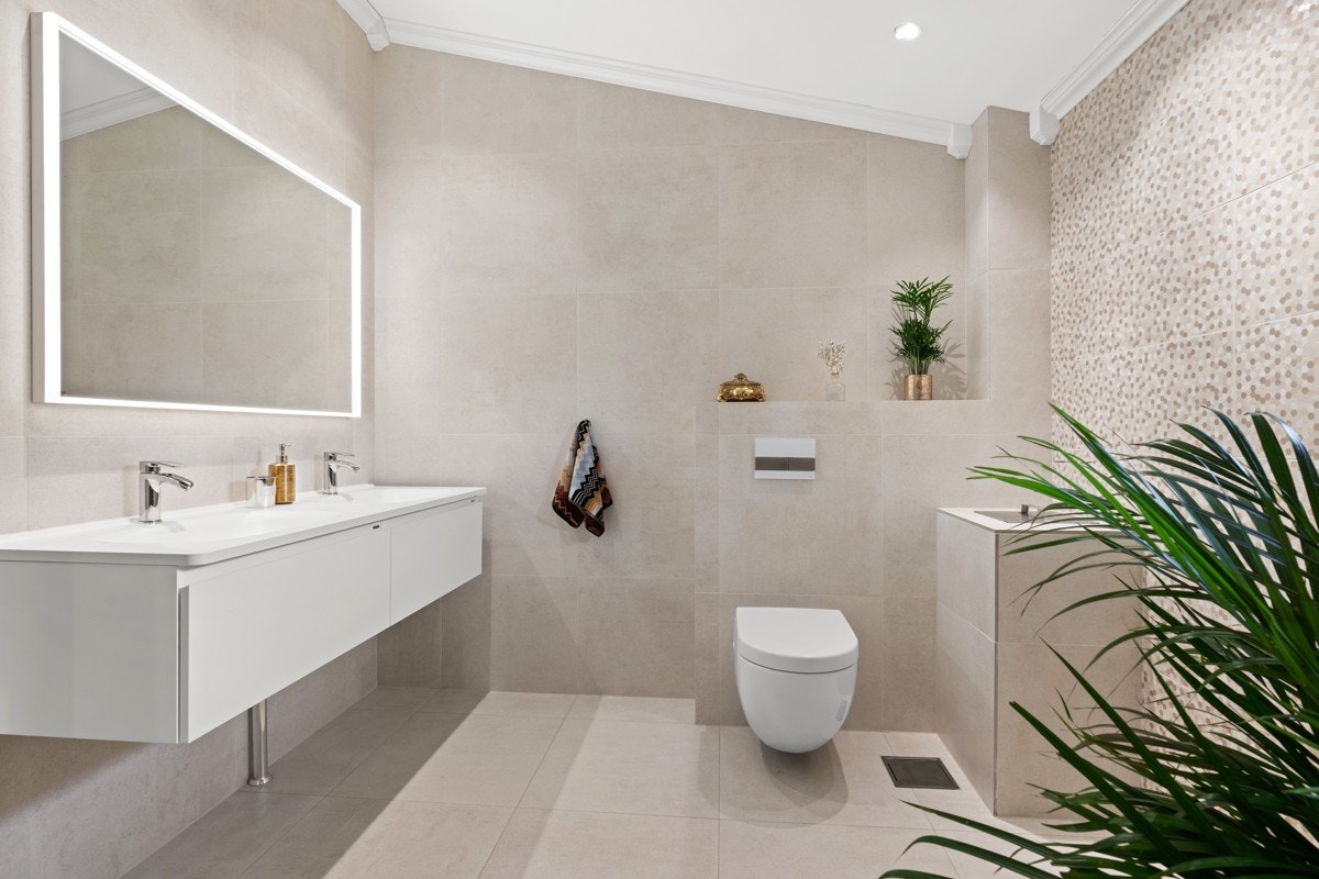 Romslig og lekkert baderom. I hjørnet er det skittentøyssjakt ned til vaskerom i kjeller. Galleribilde