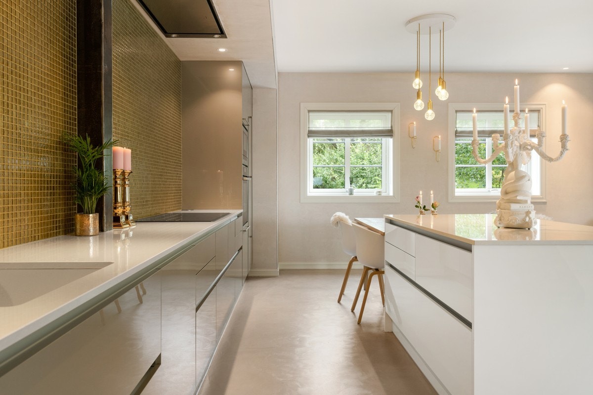 Hvit Silestone benkeplate med underlimt oppvask-/skyllekum i kompositt med ettgreps fleksibelt Tapwell kjøkkenarmatur. Galleribilde