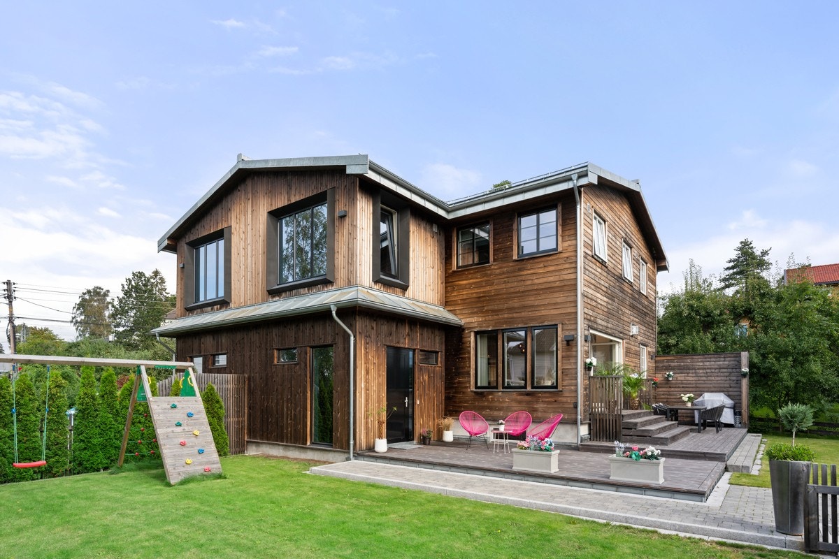 Boligen ble ombygget og totalrenovert i 2014-2015. Utvendig trekledning er overflatebehandlet med jernvitrol. Galleribilde