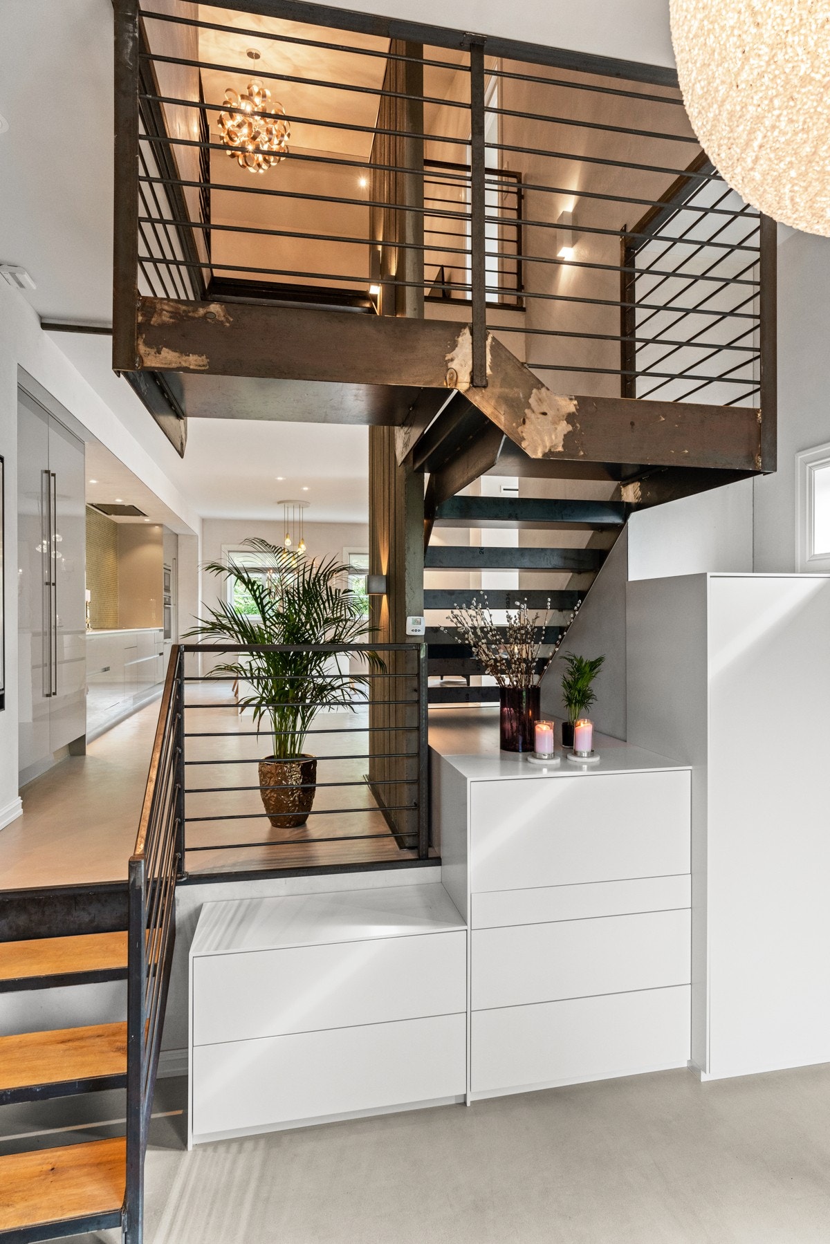 Spesialdesignet trapp i stål. Galleribilde