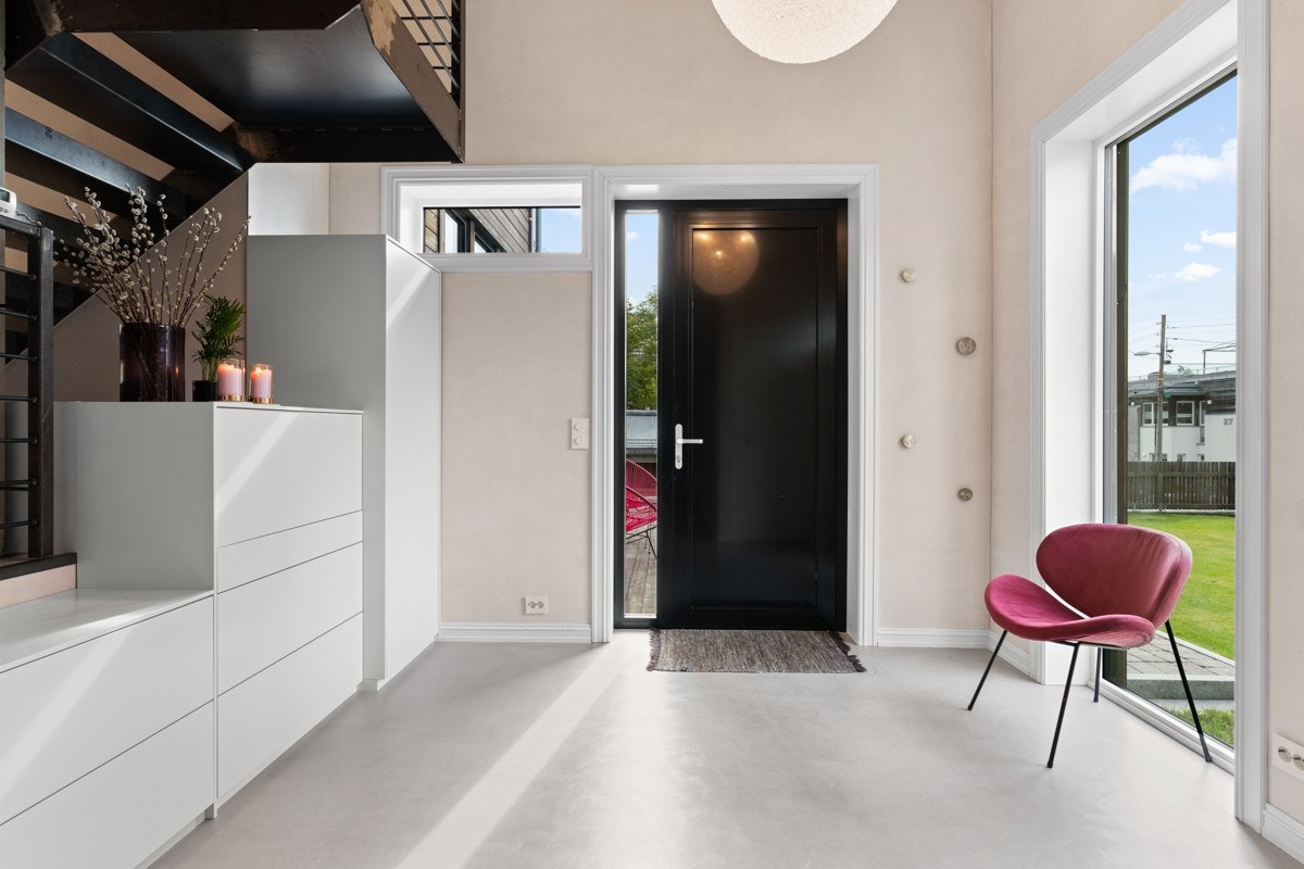 Gang/entré 1.etasje med gedigen takhøyde. Galleribilde