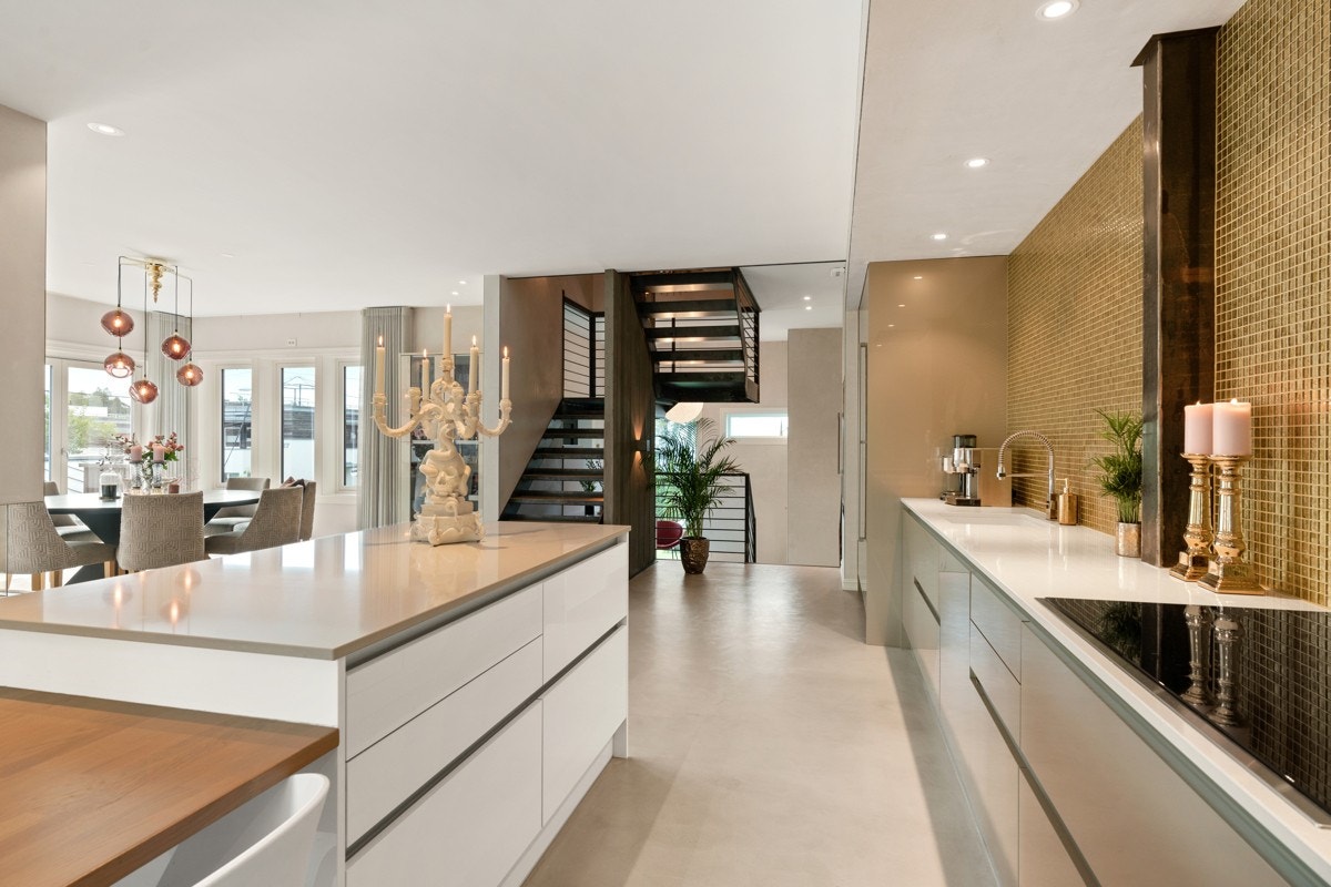 Crown Imperial kjøkkeninnredning med grålakkerte glatte og høyglans laminerte fronter Galleribilde