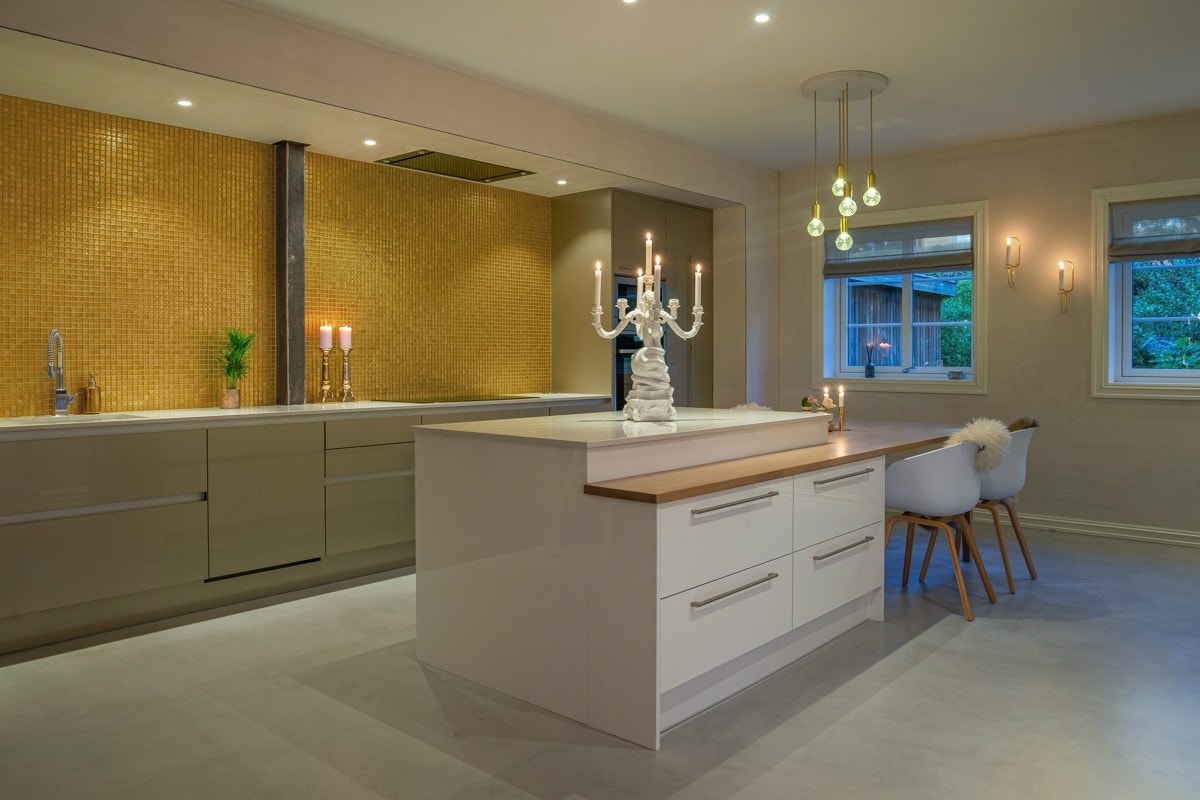 Eksklusiv gullmosaikk (ekte gull!) over kjøkkenbenk. Galleribilde