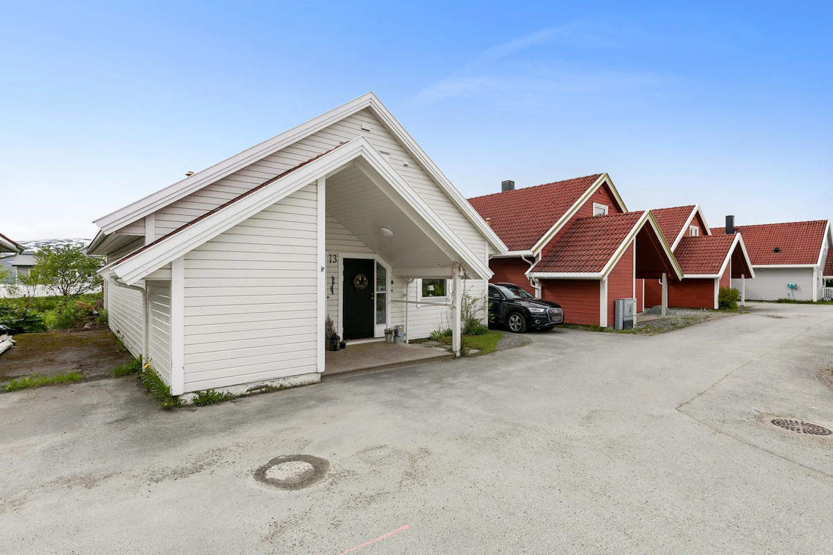 God parkeing både på tomt, men også i egen garasje