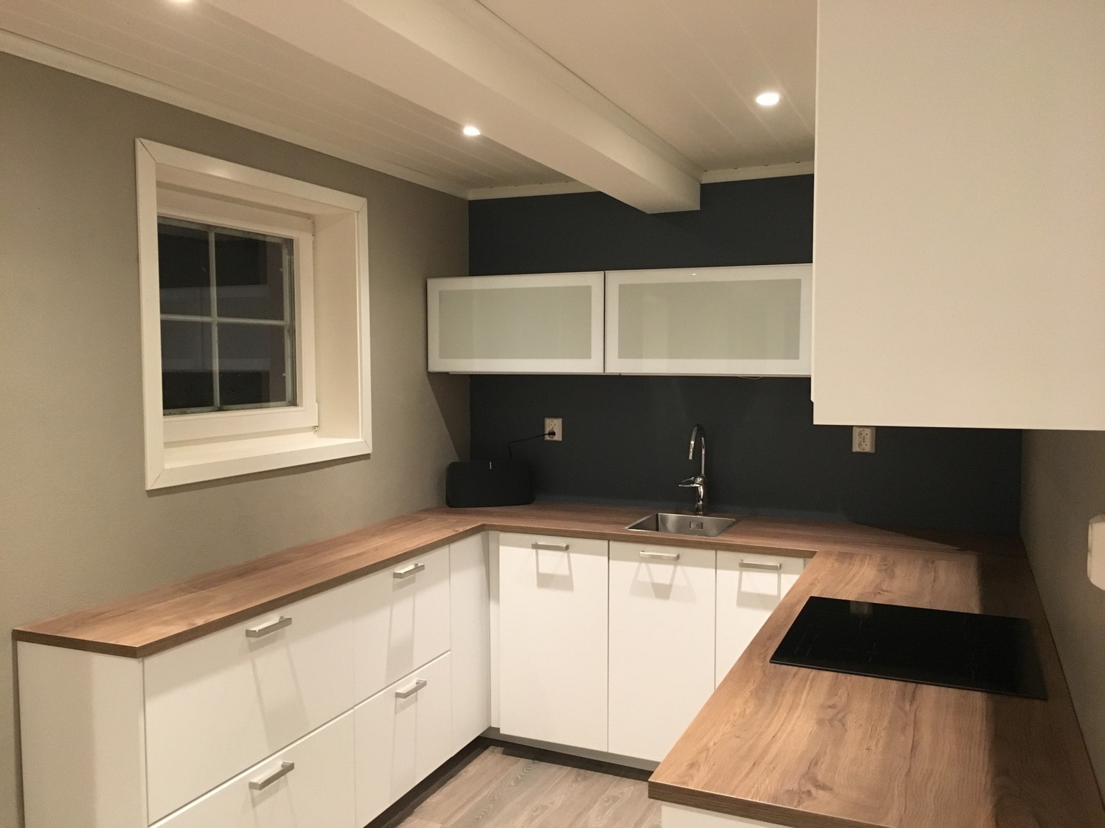 Nytt romslig kjøkken inneholder kjøleskap, oppvaskmaskin, komfyr, induksjonstopp og micro - alt helt nytt. Galleribilde