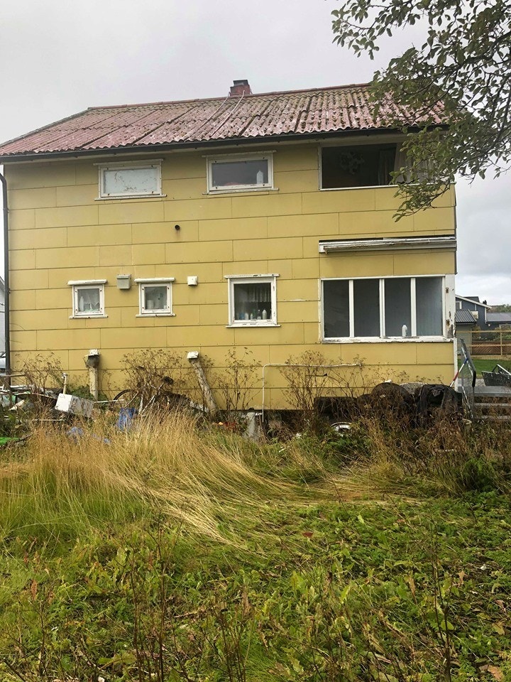 Boligen sett fra baksiden med hagen i front Galleribilde
