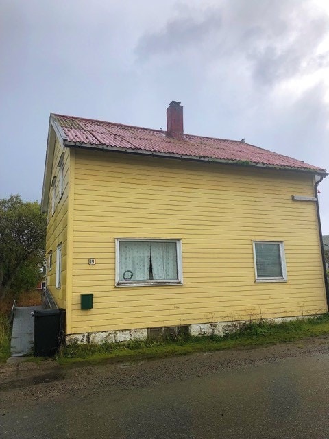 Fremsiden av huset som vender ut mot gaten Galleribilde